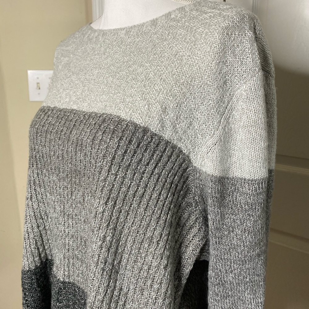 Lightweight Tri-Color Sweater - Picture 3 of 4